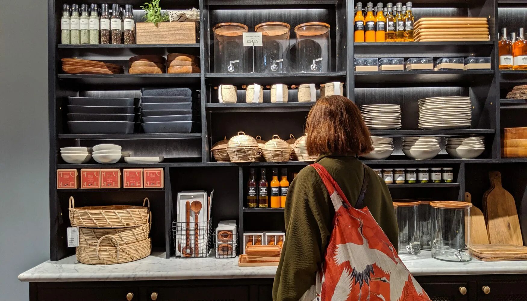 The home store. Hm home магазин. hm интерьер магазин. zara home витрина.