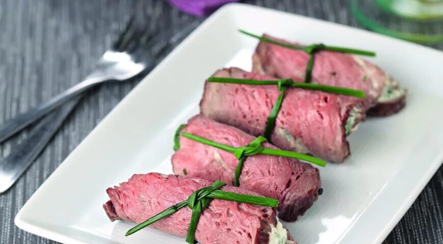 Холодные блюда и закуски. Мясная нарезка. Ростбиф маринованный. Мясные холодные закуски. Блюдо от шеф повара.