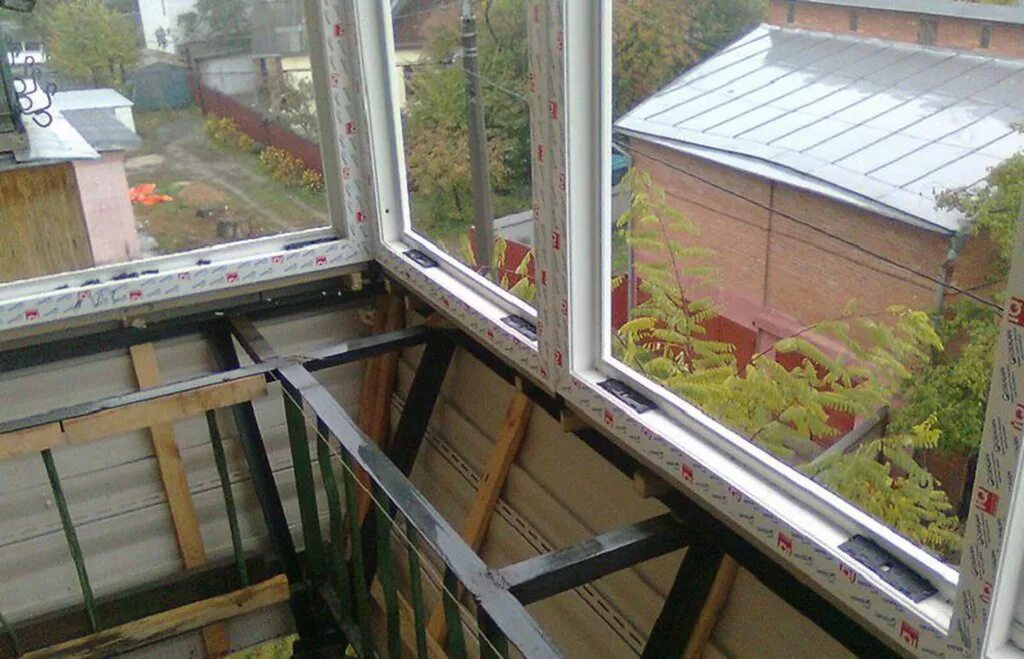 Снять окна на балконе. Балкон с выносом. Каркас балкона. Алюминиевый балкон с выносом. Крепление балкона с выносом.