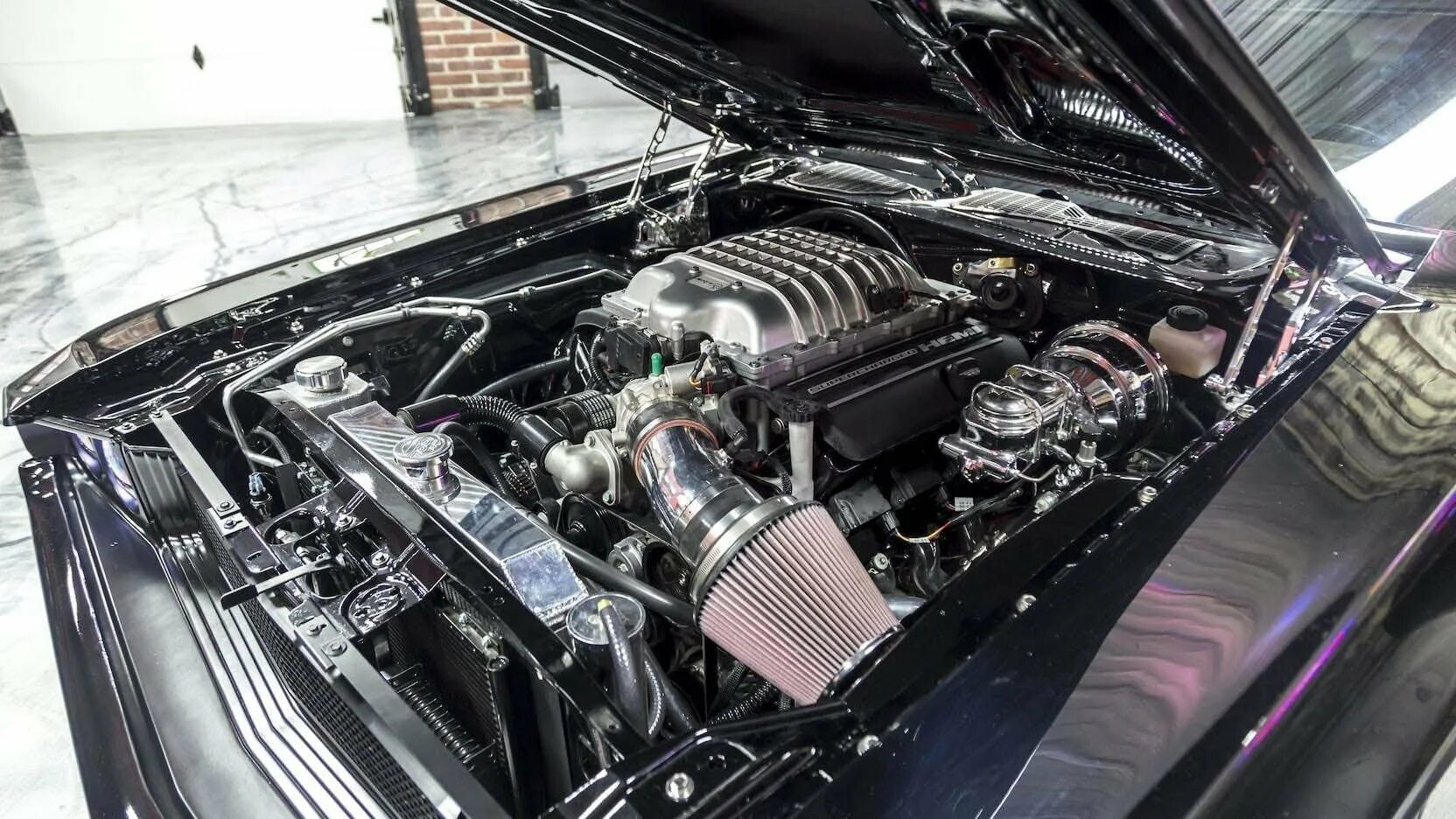 Додж челленджер двигатель. Мотор Додж Челленджер. Dodge Challenger 1970 двигатель. Додж Челленджер 1969 двигатель. Додж Челленджер с движком.