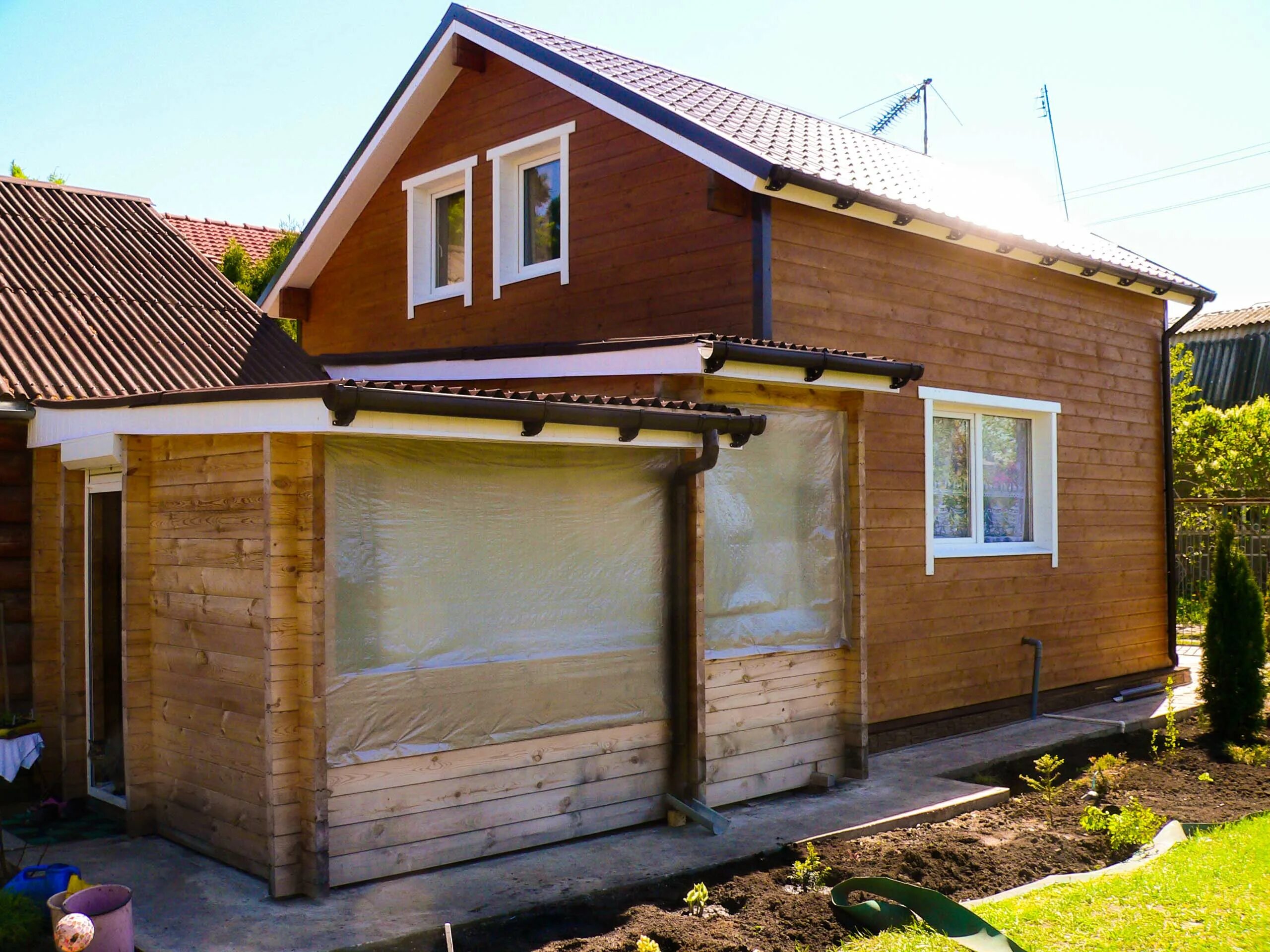 Утеплить деревянный дом. Утеплитель для летнего домика. Утеплить дачный домик. Каркасный дом утеплитель. Утеплить дом на даче.