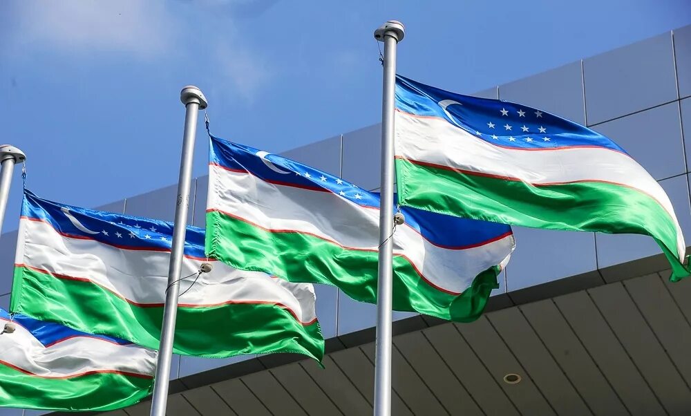 Флаг Республики Узбекистан. Флаг Узбекистана на флагштоке. Флаг Узбекистана олий мажлис. Узбекистан Республика БАЙРОГИ.