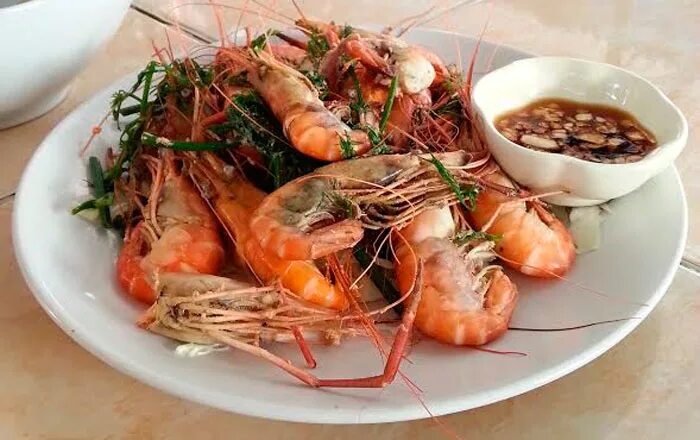 блюдо в тайланде королевских креветок. тайские креветки. креветка тай. креветки в таиланде. креветка тай.