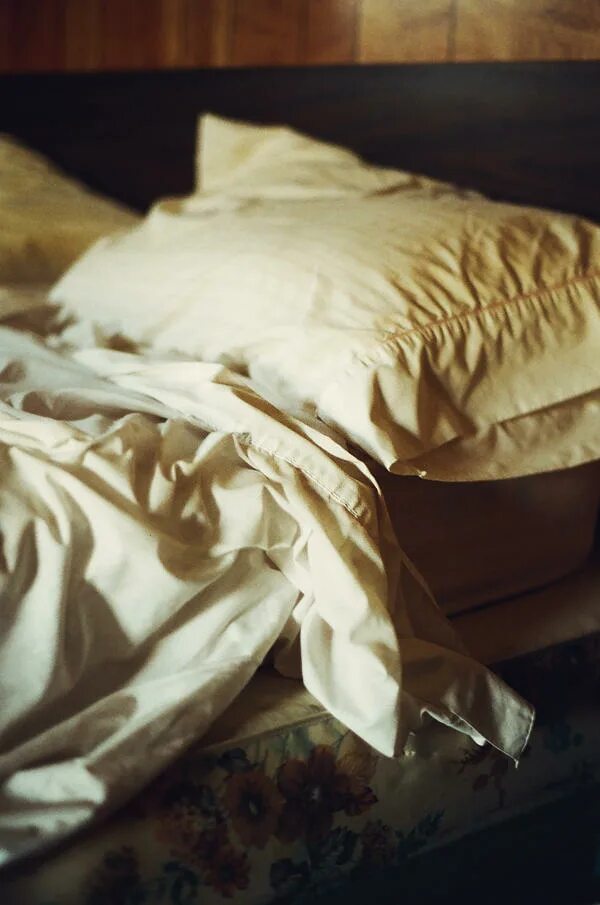 Смятая постель. Смятая кровать. Смятое одеяло на кровати. Незаправленная кровать. До скрытых встреч на мятых простынях