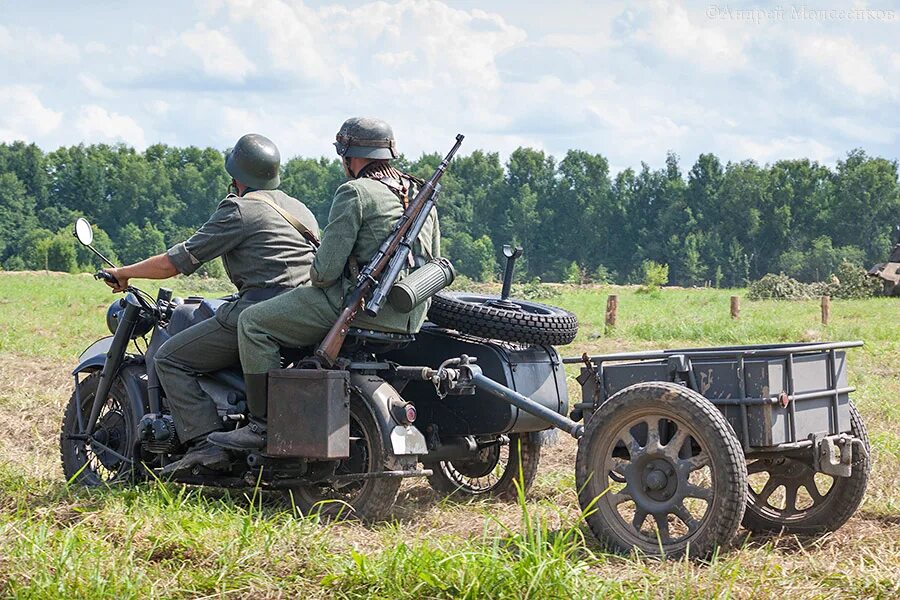 Мотоцикл военный. Немецкий военный мотоцикл. Современные военные мотоциклы. Военный мотоцикл в поле. Байков военная сцена