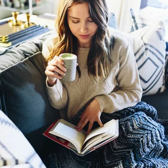 Читать книгу кофе. Девушка с книгой. фотосессия с книгами дома. девушка с книгой и кофе. девушка читает книгу.