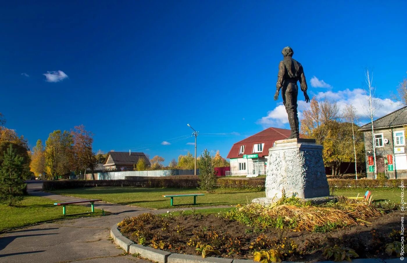 Окуловка. Памятник Миклухо-Маклая в Окуловке. Памятники в Окуловке. Город Окуловка Новгородской области. Обелиски в Окуловке Новгородской области-.