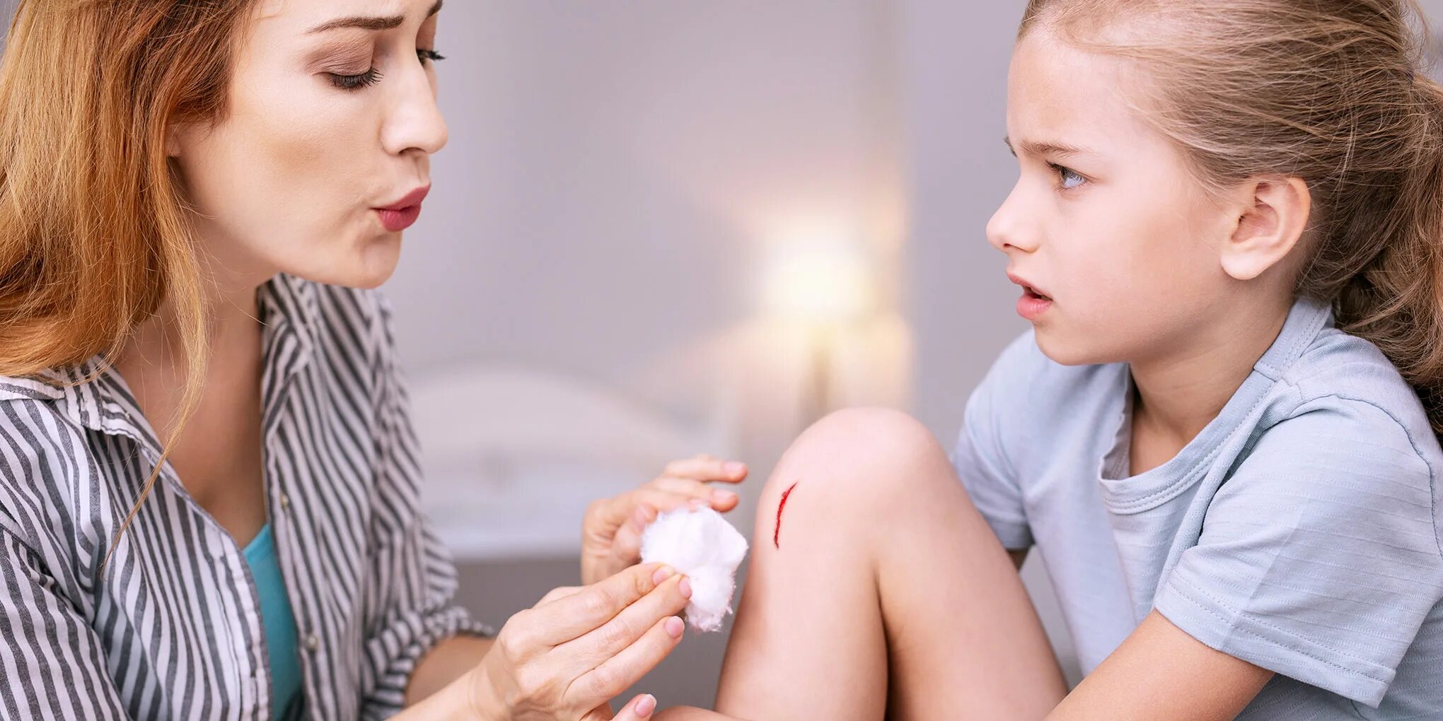 Больная дочь фото в руке. Дочери больно писать. Мать давала таблетке дочери фильм. Дочери больно писать. Дочери больно писать.