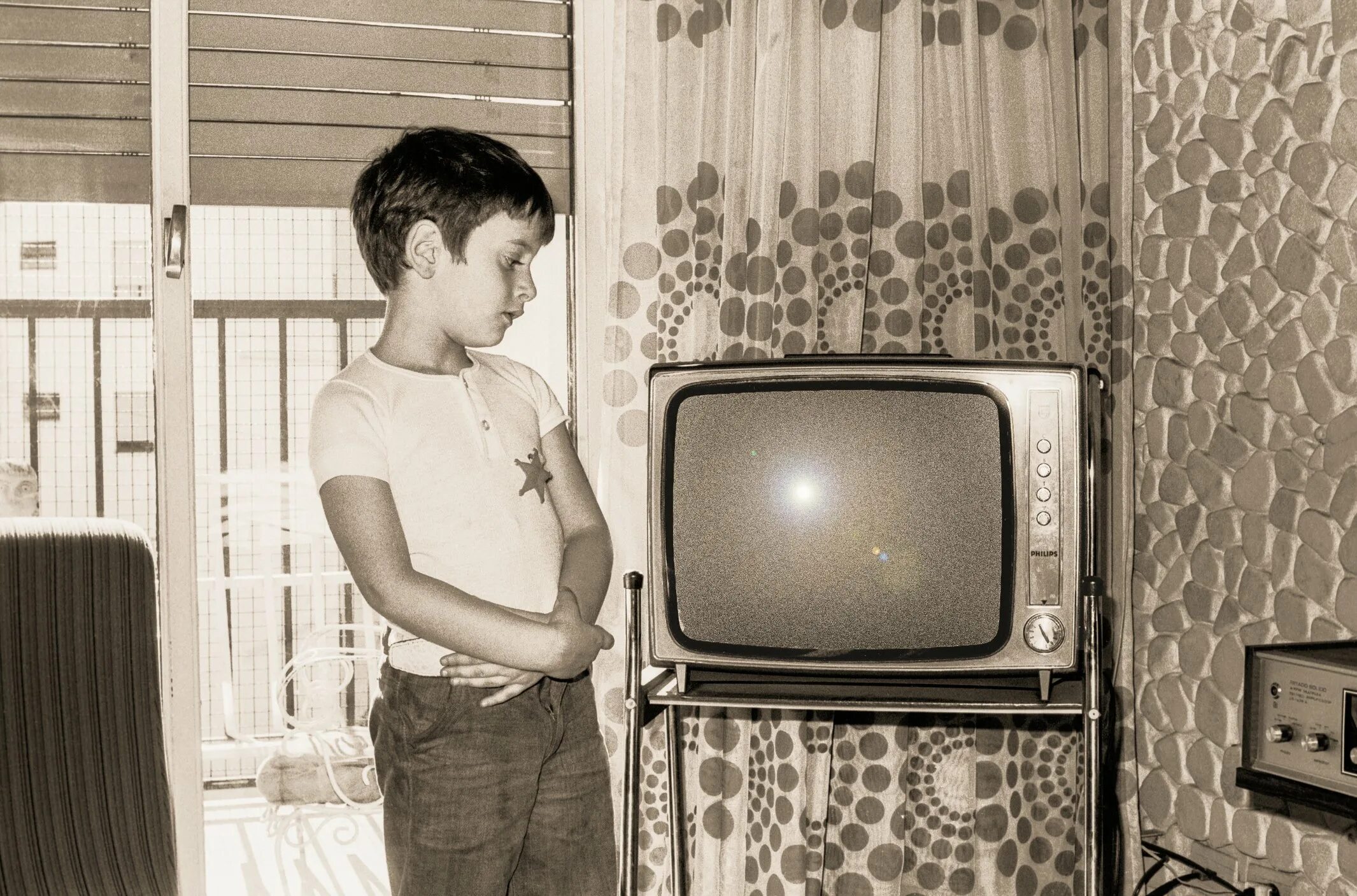 Ламповый телевизор сигнал 2. Мальчик у телевизора. Мальчик старый телевизор. Транзисторный телевизор.