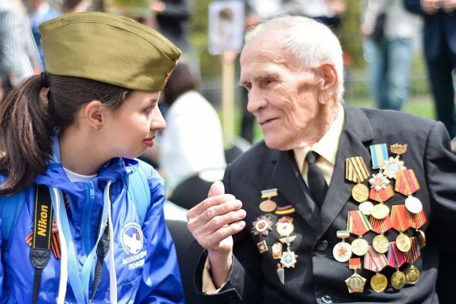 Патриотизм молодежи исследование. Ветераны и молодежь. Патриотическое воспитание молодежи. Молодежь с ветеранами Великой Отечественной войны. Патриотизм молодежи.