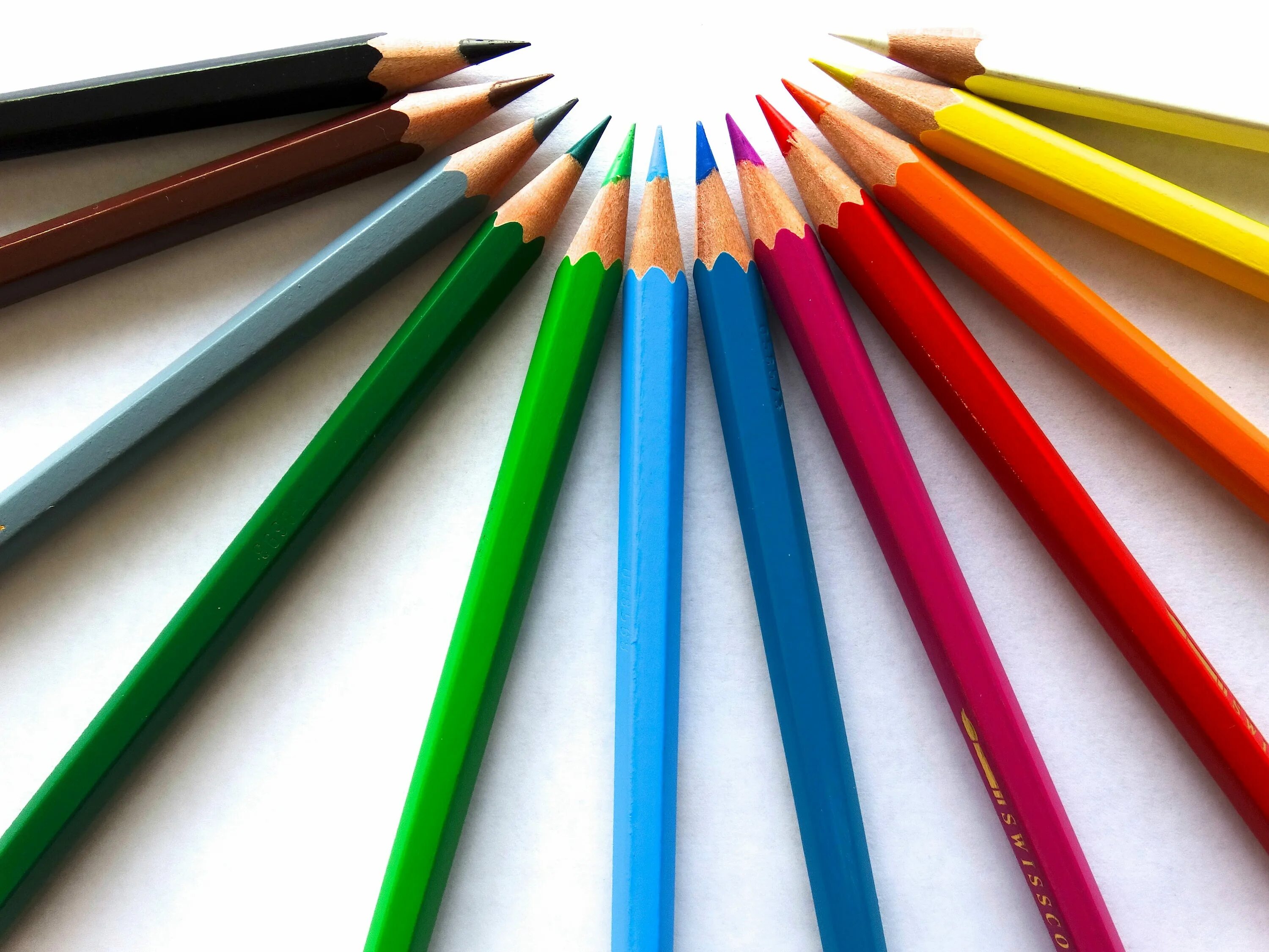 Карандаши цветные. Рисование карандашом. Цветные карандаши разных цветов. Цветные карандаши на белом фоне. Lots of colours