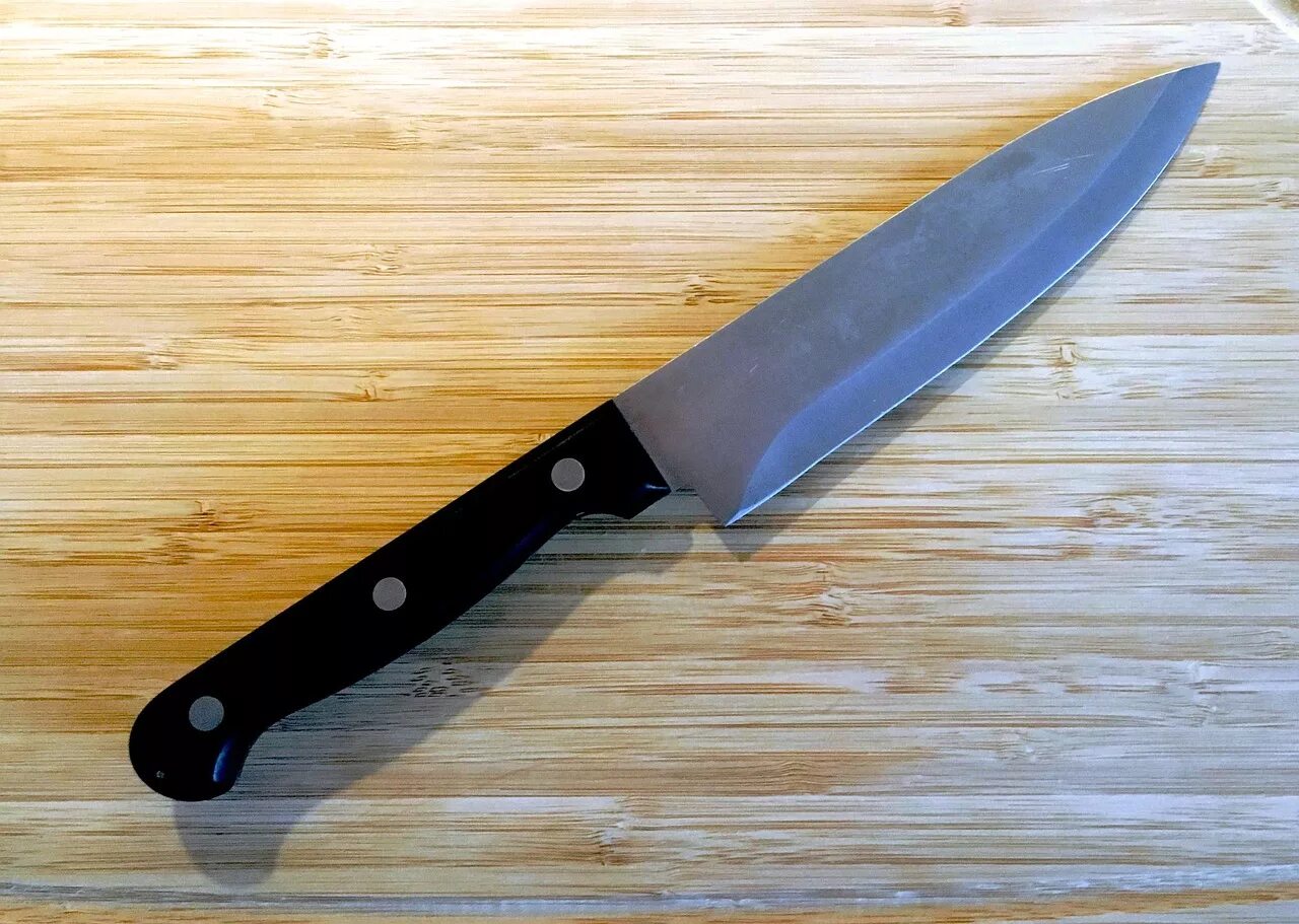 Почему оставляют нож на столе. Кухонный нож. Нож на столе. Обычный кухонный нож. Кухонный нож на столе.