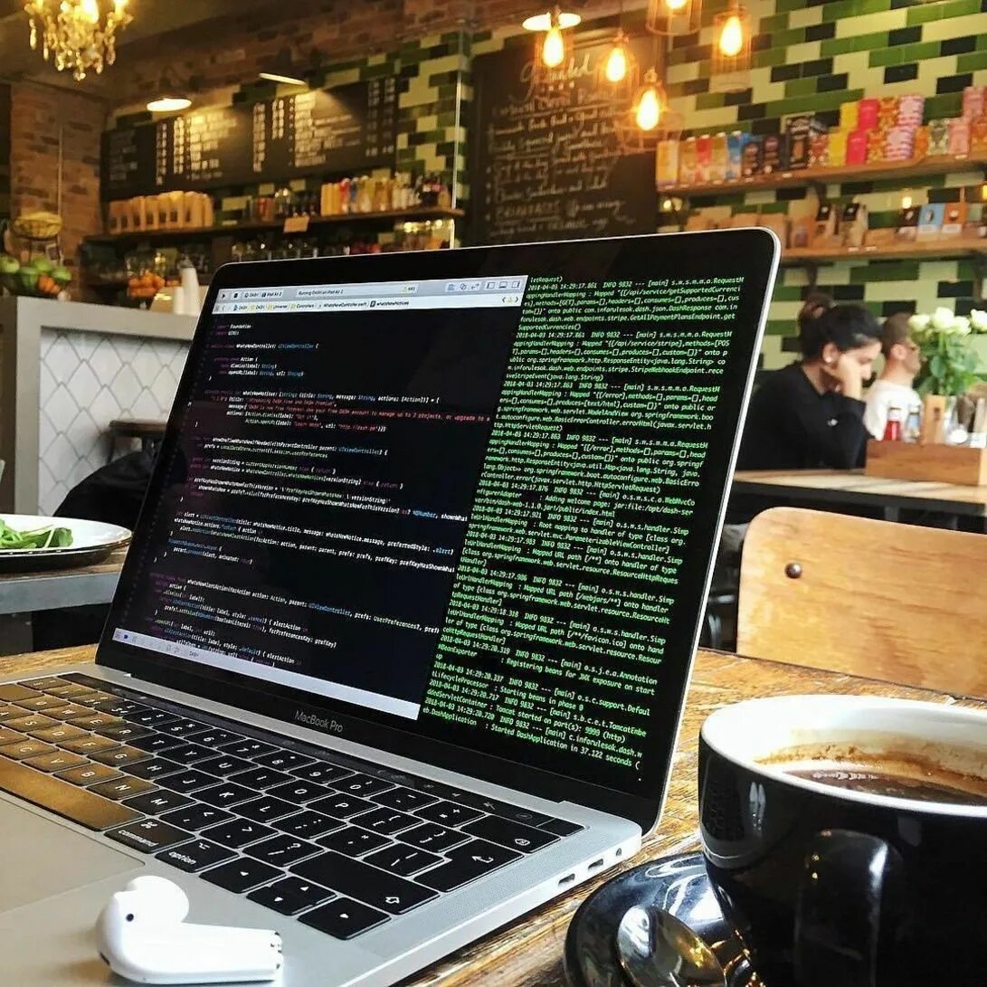 Программист javascript вакансии. Рабочий стол программиста. компьютер программиста. эстетика программиста. программист с ноутбуком.
