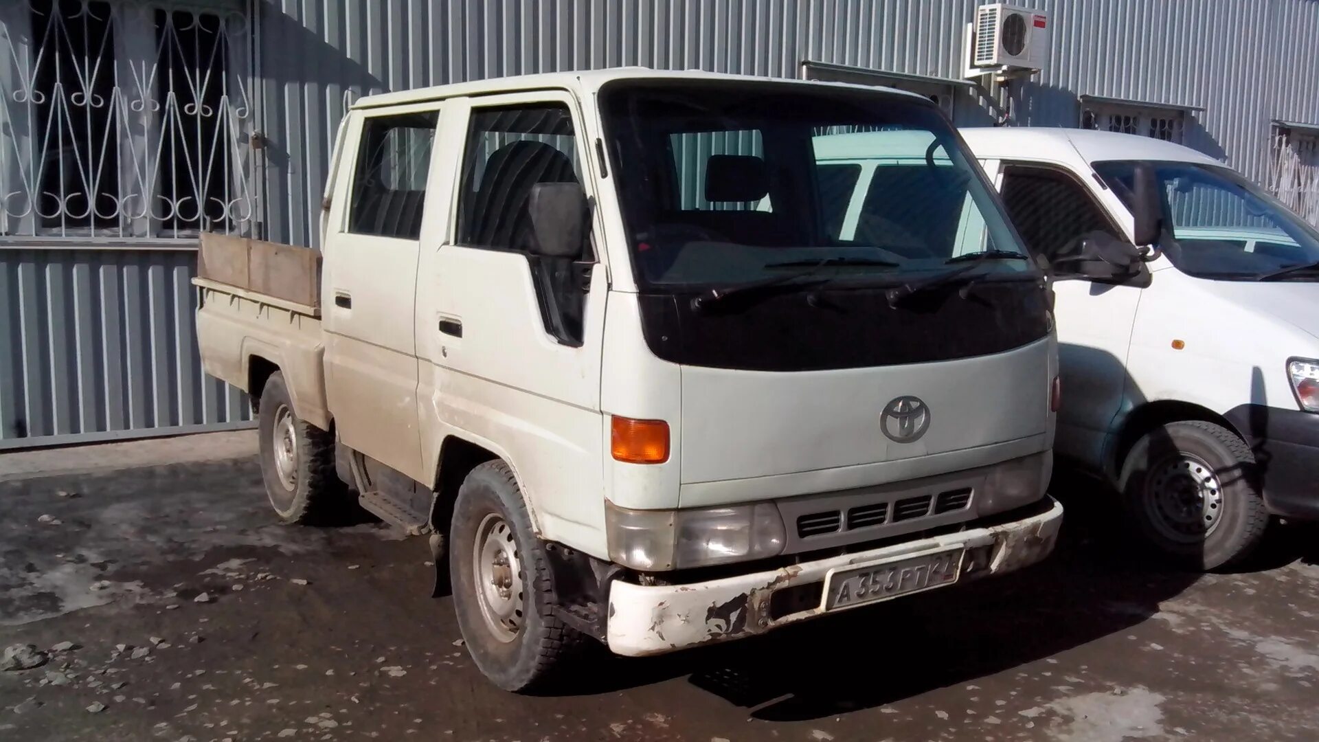 Грузовик тойота приморский край. Toyota Hiace Truck. Toyota Hiace 1995. Тойота Hiace 1995 грузовой бортовой. Hiace Toyota Грузовичок.