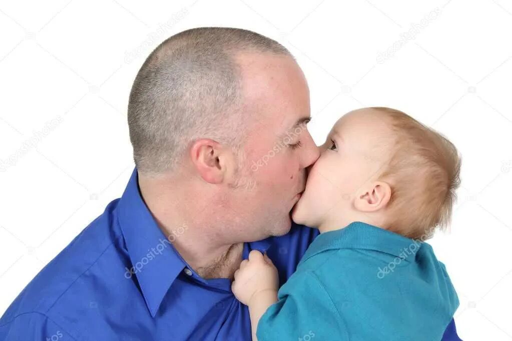 Папа обнимает сына. Папа целует сына. Отец и сын. Отец обнимает сына. Папаша ли