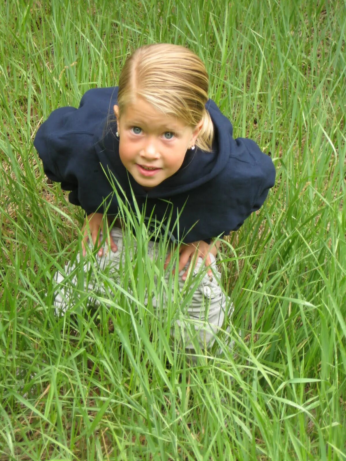 Little ok ru. Пи девушка детский. Девочки пи пи на природе. Мальчик в кустах. Пипи девочек детей на улице.