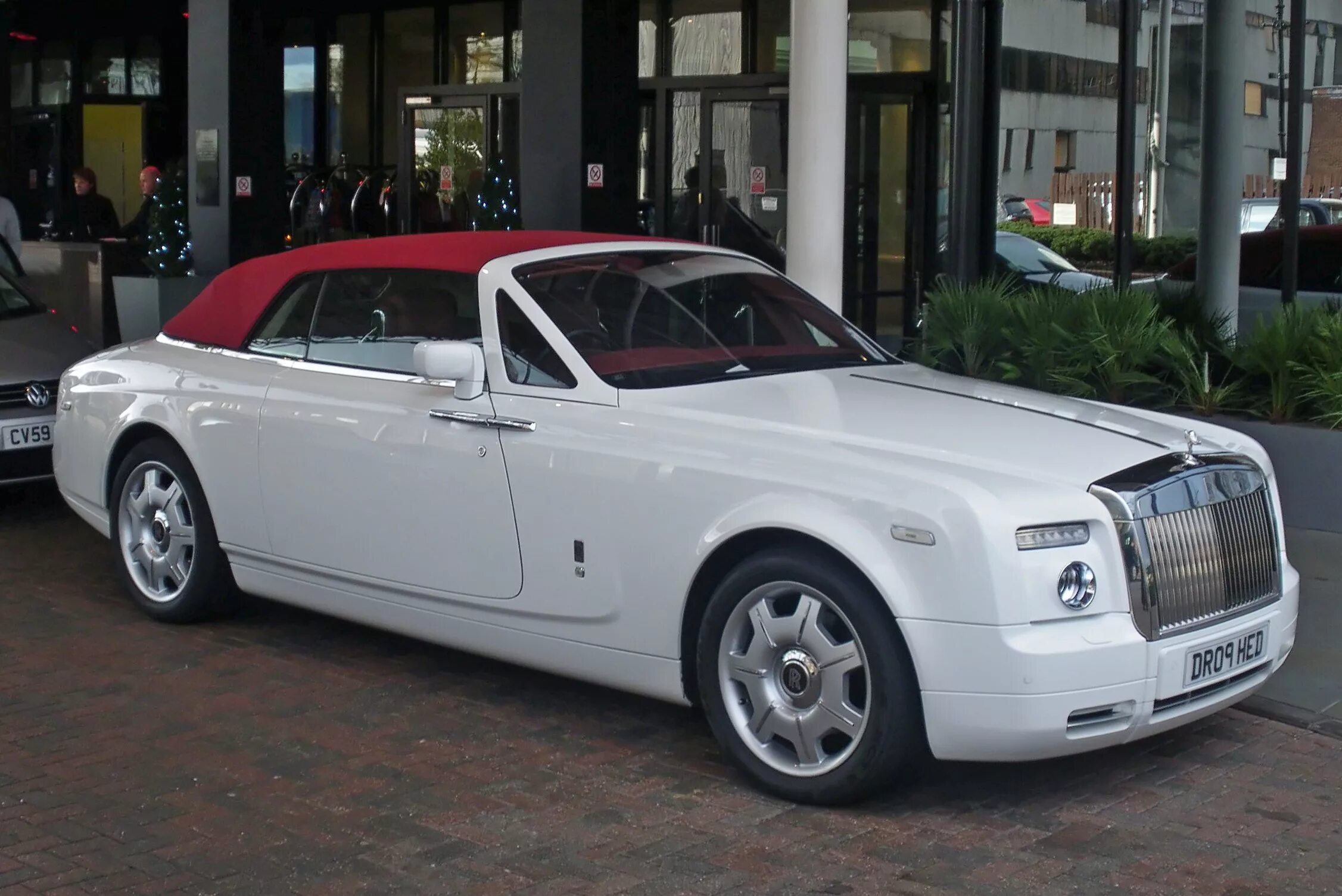 Белый роллс. Rolls Royce Phantom Coupe White. RR Phantom Drophead Coupe. Rolls Royce Drophead. Rolls Royce Phantom Coupe кабриолет.