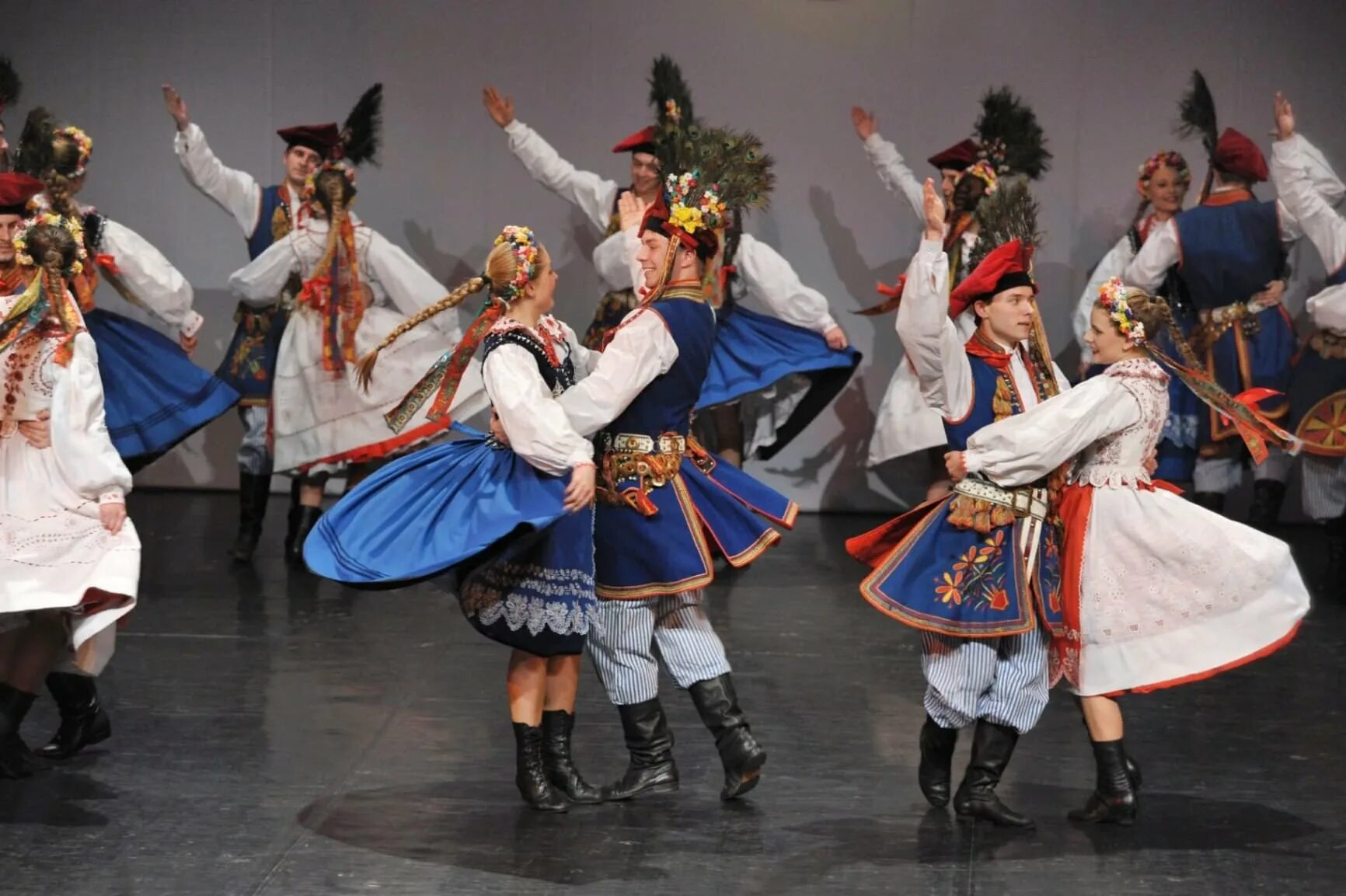 Польский краковяк. Краковяк польша танец происхождение. Полька краковяк. Мазурка польский народный танец. Полька краковяк.