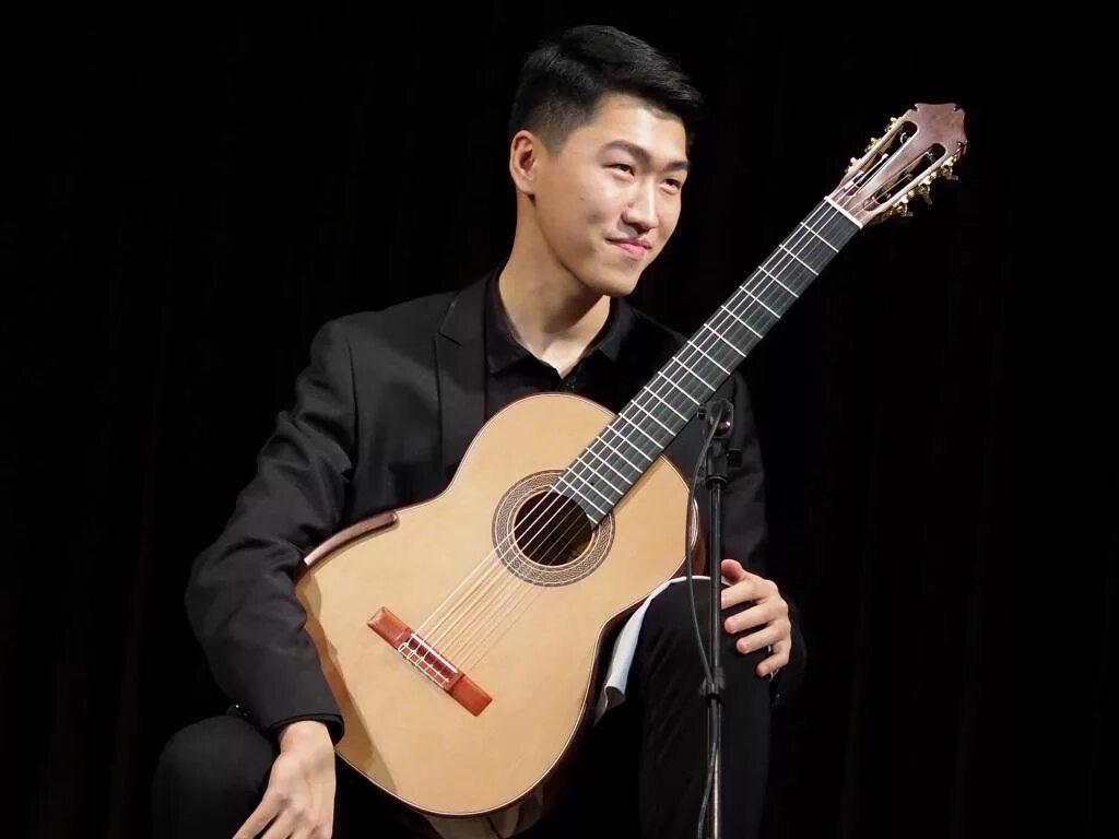 Виртуоз гитарист Пласито дебючия. Китайский гитарист виртуоз. Гитарист виртуоз Азиат. Про виртуозов