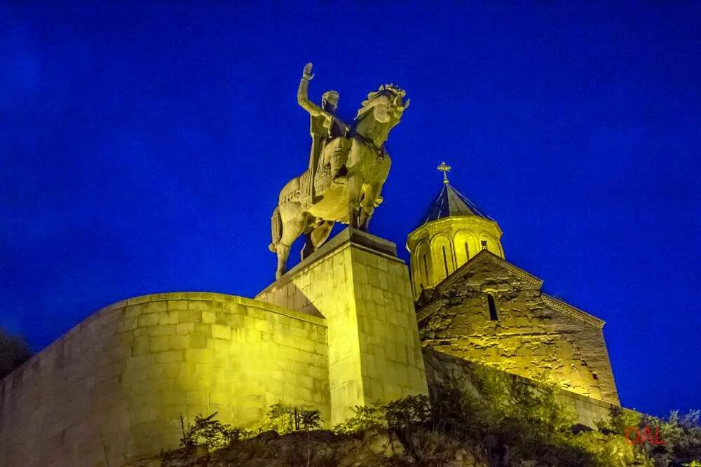 Тбилиси оба. Вечерний Тбилиси Горгасали. Памятник Руставели в Тбилиси. Грузия Тбилиси достопримечательности. Украинские памятники Тбилиси.