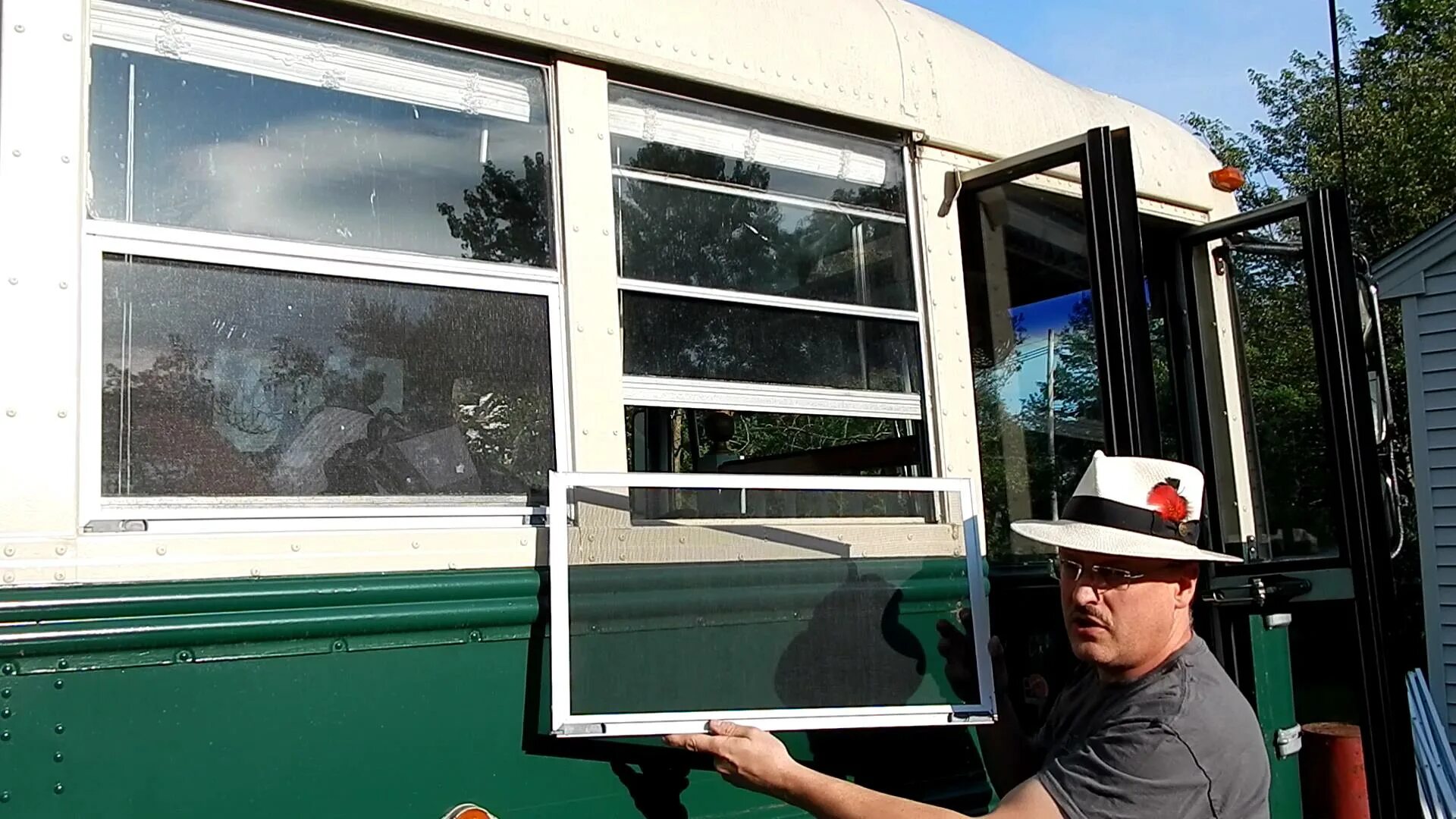 Окно автобуса. Грузовик с окнами. Алюминиевое окно из автобуса. Защелка на окно автобуса.
