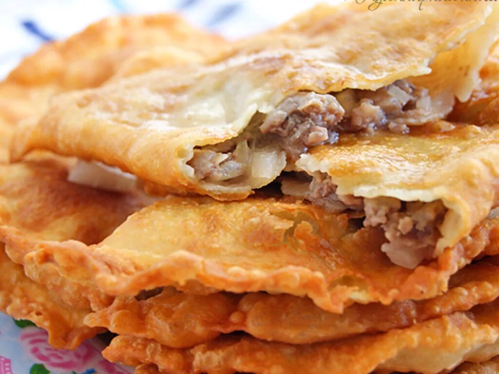 Самое хрустящее и пузырчатые чебуреки. Очень вкусный чебурек. мясной фарш для чебуреков. чебуреки домашние с мясом. чебуреки на кефире с мясным фаршем.