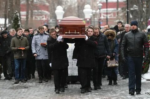 Несут хоронят плачет слушать