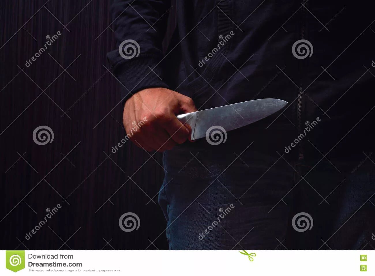 Девушка держит нож.