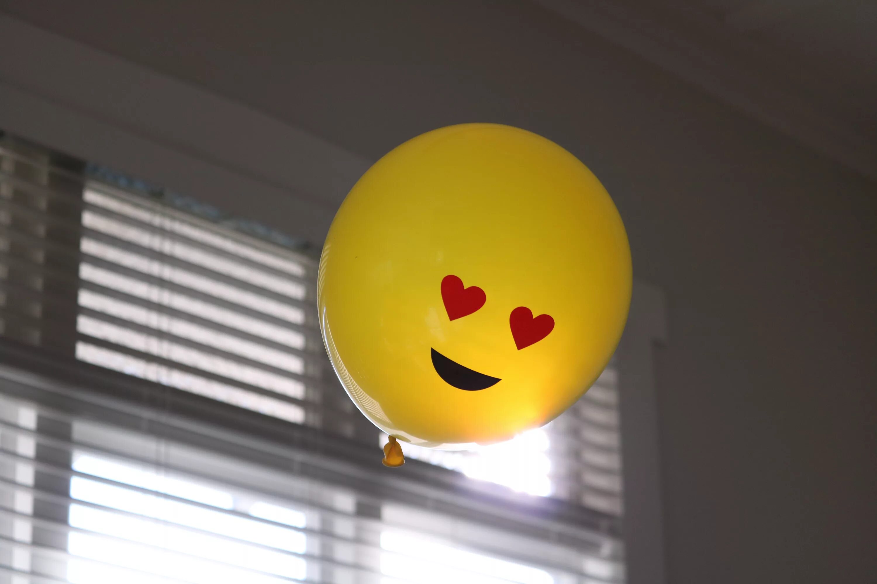 Офис смайла. Шарик с улыбкой. Воздушные шары смайлы. Воздушные шарики улыбаются. Воздушный шар с улыбкой.