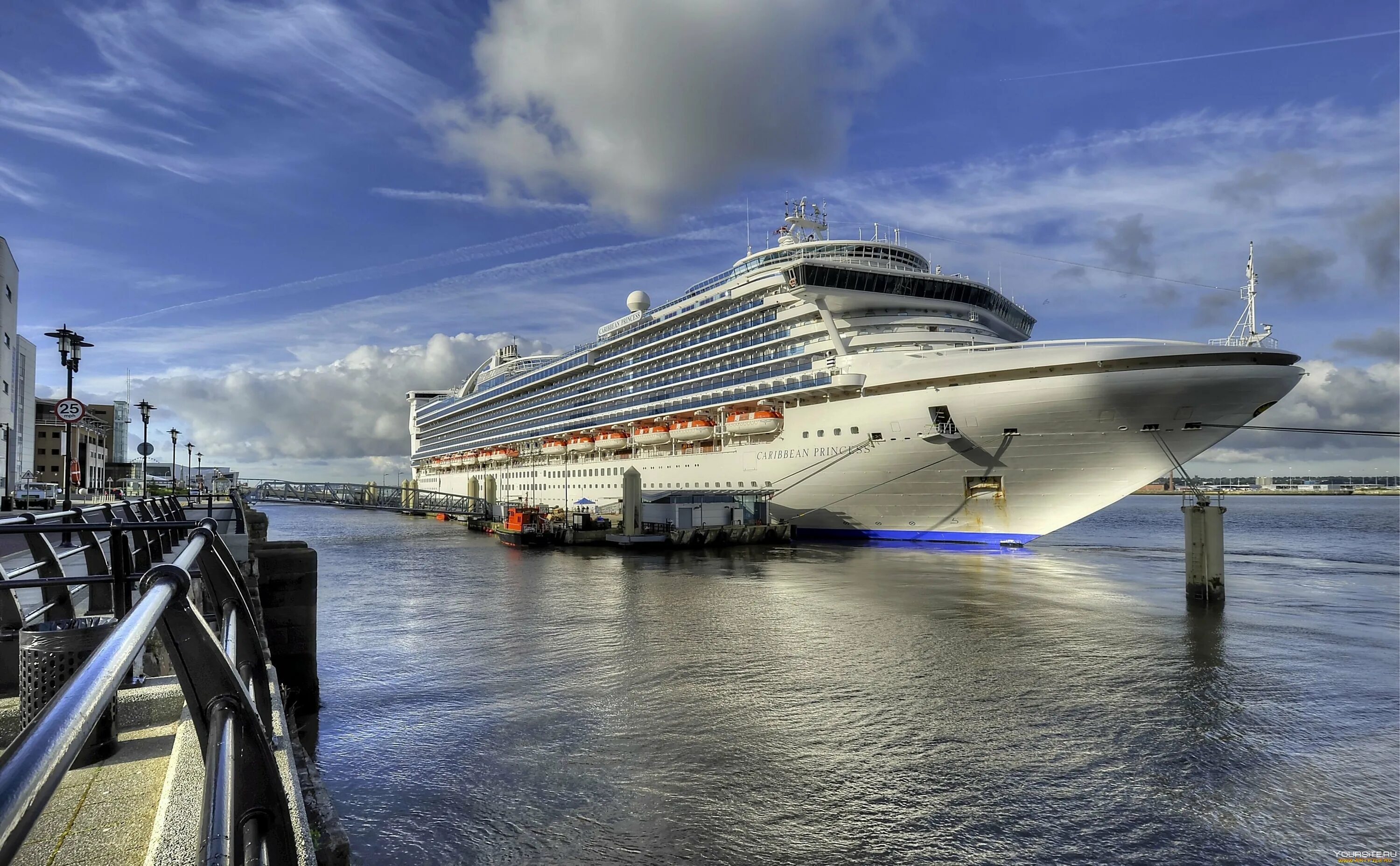 Ярославль причал круизных лайнеров. Круизный лайнер у причала. Корабль у причала. Андреа дориа лайнер. Корабль diamond princess.