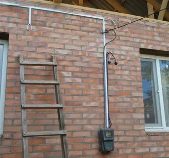 Кабель по фасаду дома