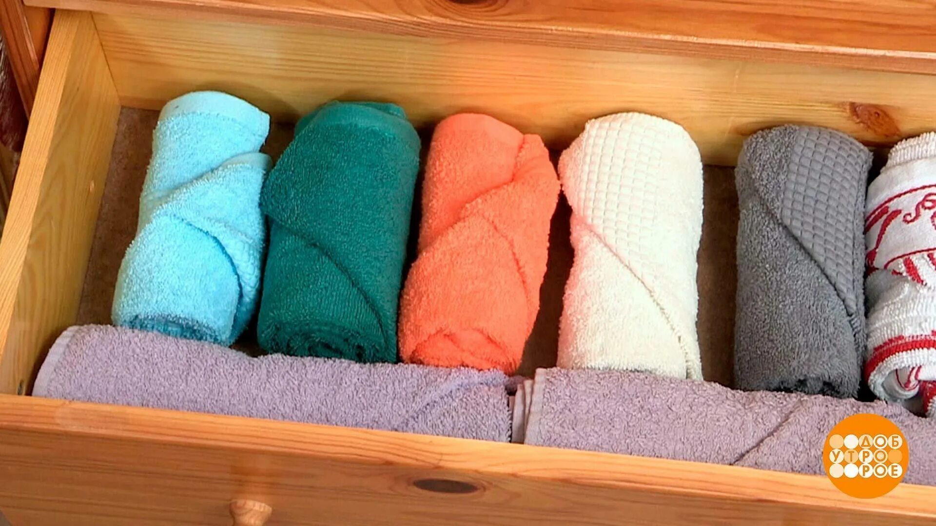 Организация полотенец. Компактное хранение полотенец. Полотенца в шкафу компактно. Хранение полотенец в рулонах. Красиво сложить полотенце.