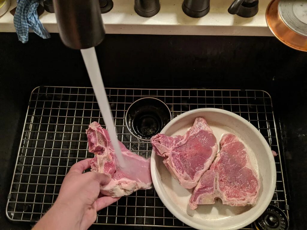 Промывание куриной грудки. Мытье продуктов. Надо ли мыть мясо перед приготовлением. Meat wash. Meat wash.