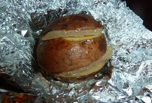 Картошка с салом в фольге на костре. Картофель с салом в фольге на углях. Картошка печеная с салом в фольге на углях. Картофель в фольге на костре.