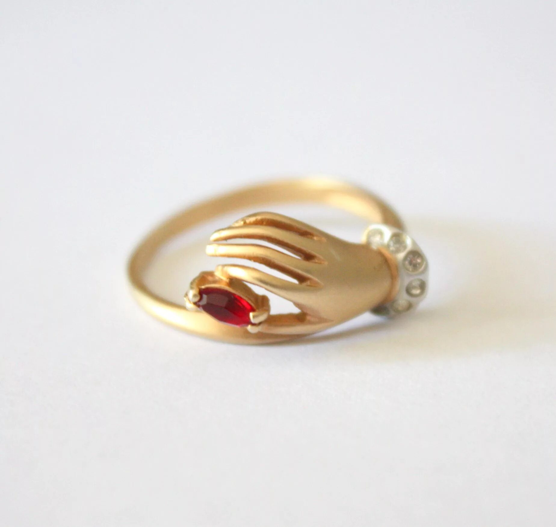 Кольцо в виде россии. Золотое кольцо в виде руки. Необычные кольца из золота. Кольцо в форме руки с камнем. Кольцо золотое женское виде руки.