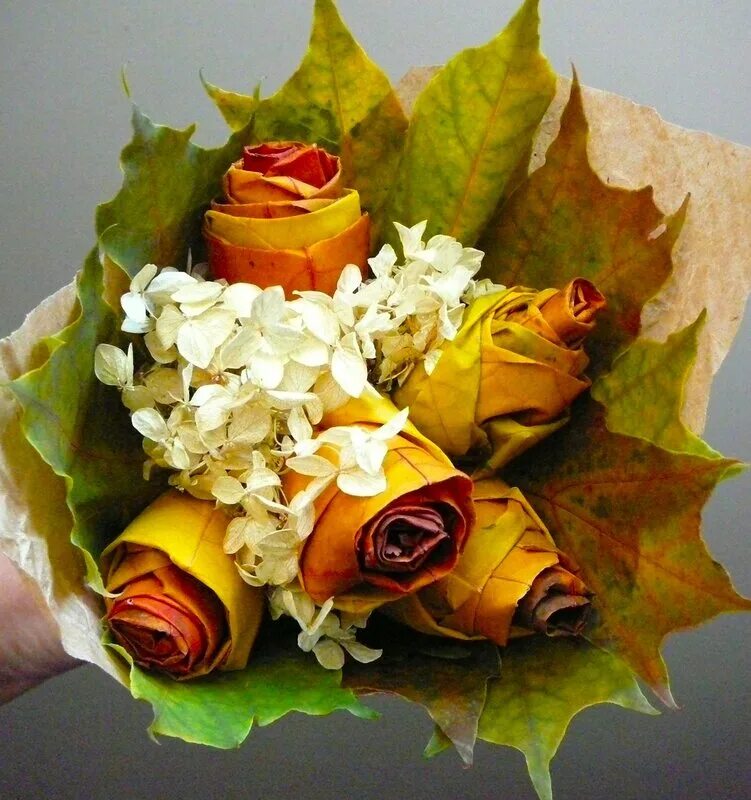 Шикарный осенний букет. Композиция из кленовых листьев. Букет из листьев. Лист цветка. Красивые осенние розы.