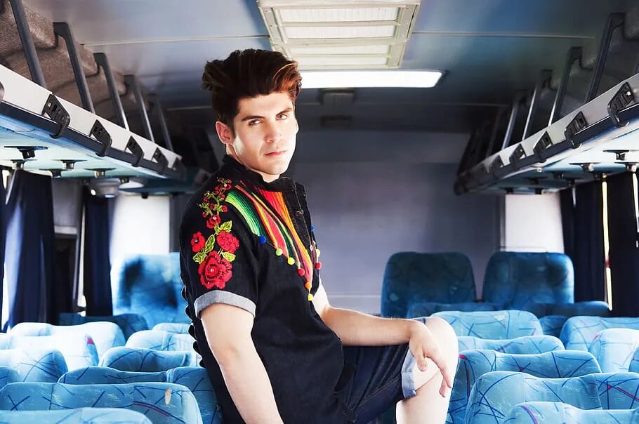 Bus guy. Автобус картина. Автобус 38 мест. Парень бежит за автобусом. Транспорт в картинах художников.