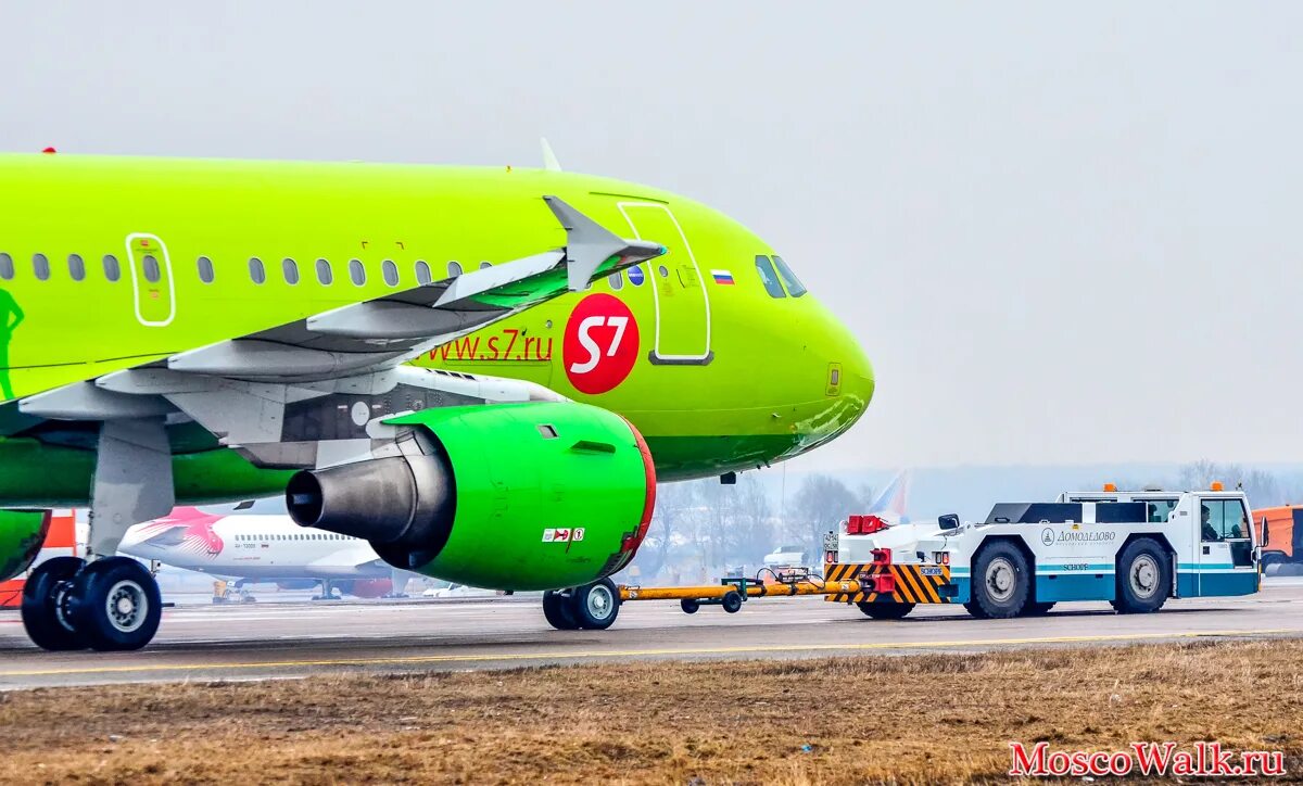 Буксировка воздушных судов. Крушение аэробуса а380. Буксировка воздушного судна. Буксир для самолета. Аэродромный тягач.