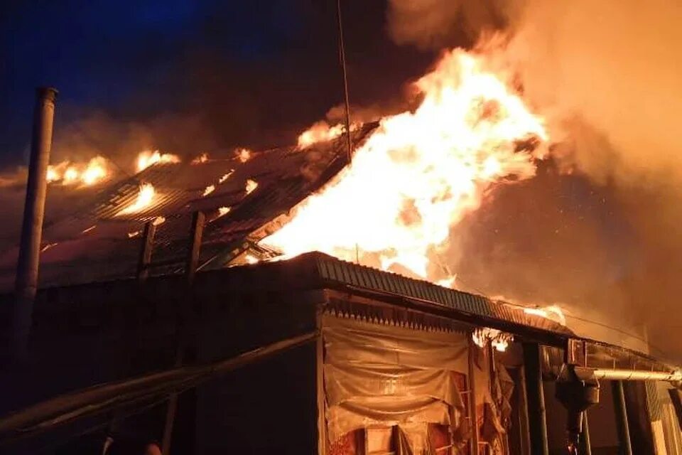 Сгоревшее дерево. Пожар в екатеринбурге за последние сутки е1. Горящий дом в семилуках. Погода новый горела. Погода новый горела.