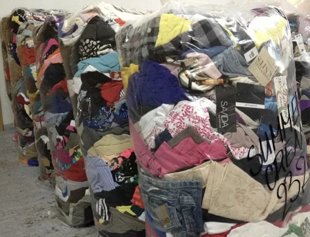 склад с вещами. вещи с секонд хенда. оптовые склады новых вещей секонд хенд. продать вещи оптом. мешки с вещами сток.