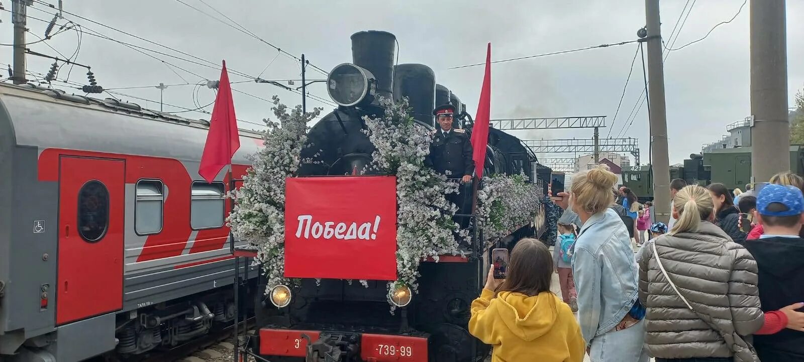 Настя приходит на железнодорожную станцию. Поезд Победы Новороссийск. 2022 Год поезд Победы в Новороссийске. "Поезд Победы" прибыл в Новороссийск. Поезд Победы Новороссийск 2023.