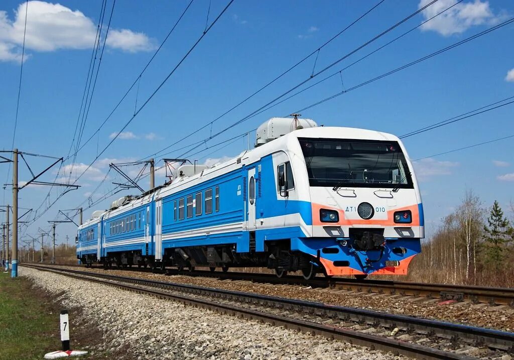 Бело синий поезд. Дт1-010. дизель-электропоезд дт1. дт1-013. дизель поезд дт1.