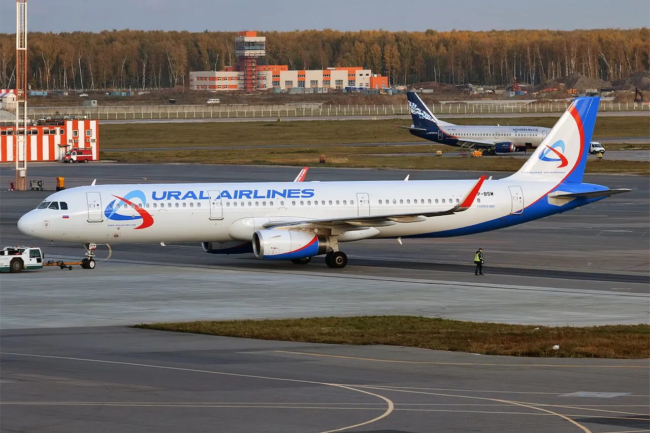 Летают ли уральские авиалинии. Урал эйрлайнс самолеты. Airbus a321. Урал авиалинии самолеты. Авиакомпания урал аирлинес.