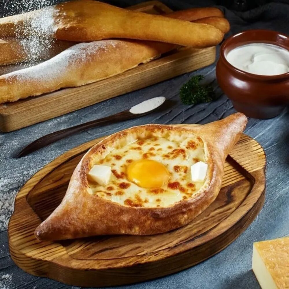 Хачапури фото. Аджарский хачапури. Хачапури мегрельские и Аджарские. Аджарский хачапури в Грузии. Грузинская кухня хачапури по аджарски.