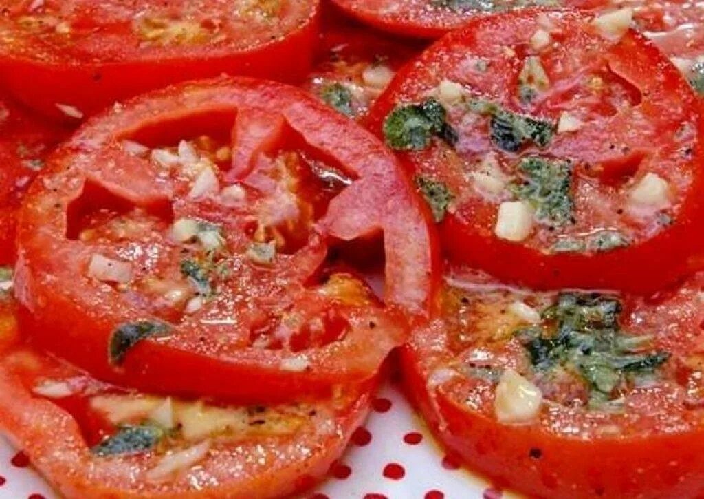 Рецепт вкусных помидоров с чесноком. Закуска из помидор. Закуска из помидоров с чесноком. Быстрая закуска из помидор. Закуска из помидоров с чесноком и зеленью.