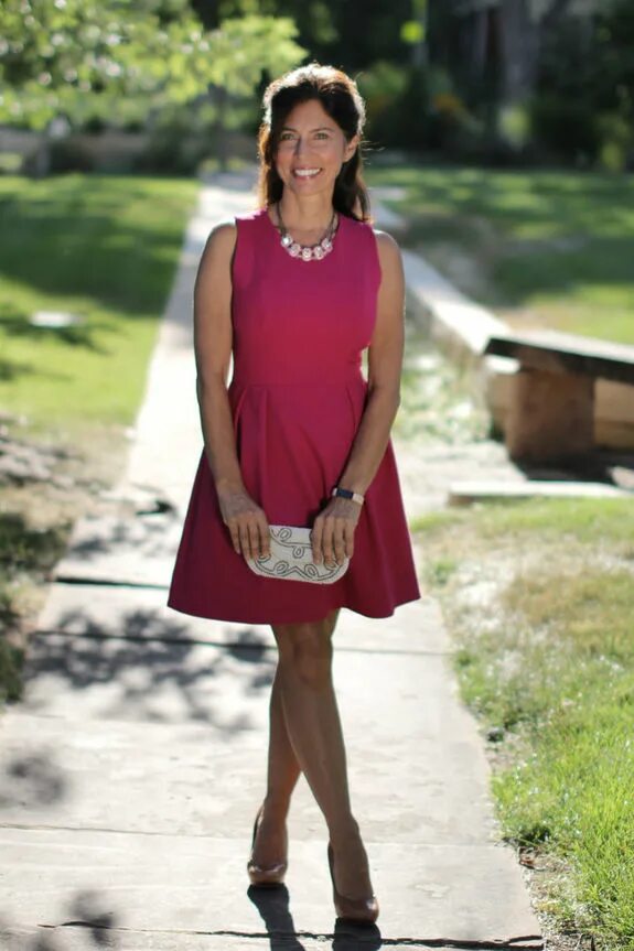 под платьем у женщин. под платьем у женщин. кимберли гарнер в красном платье. миранда керр в халате. элизабет олсен юбка ветер.