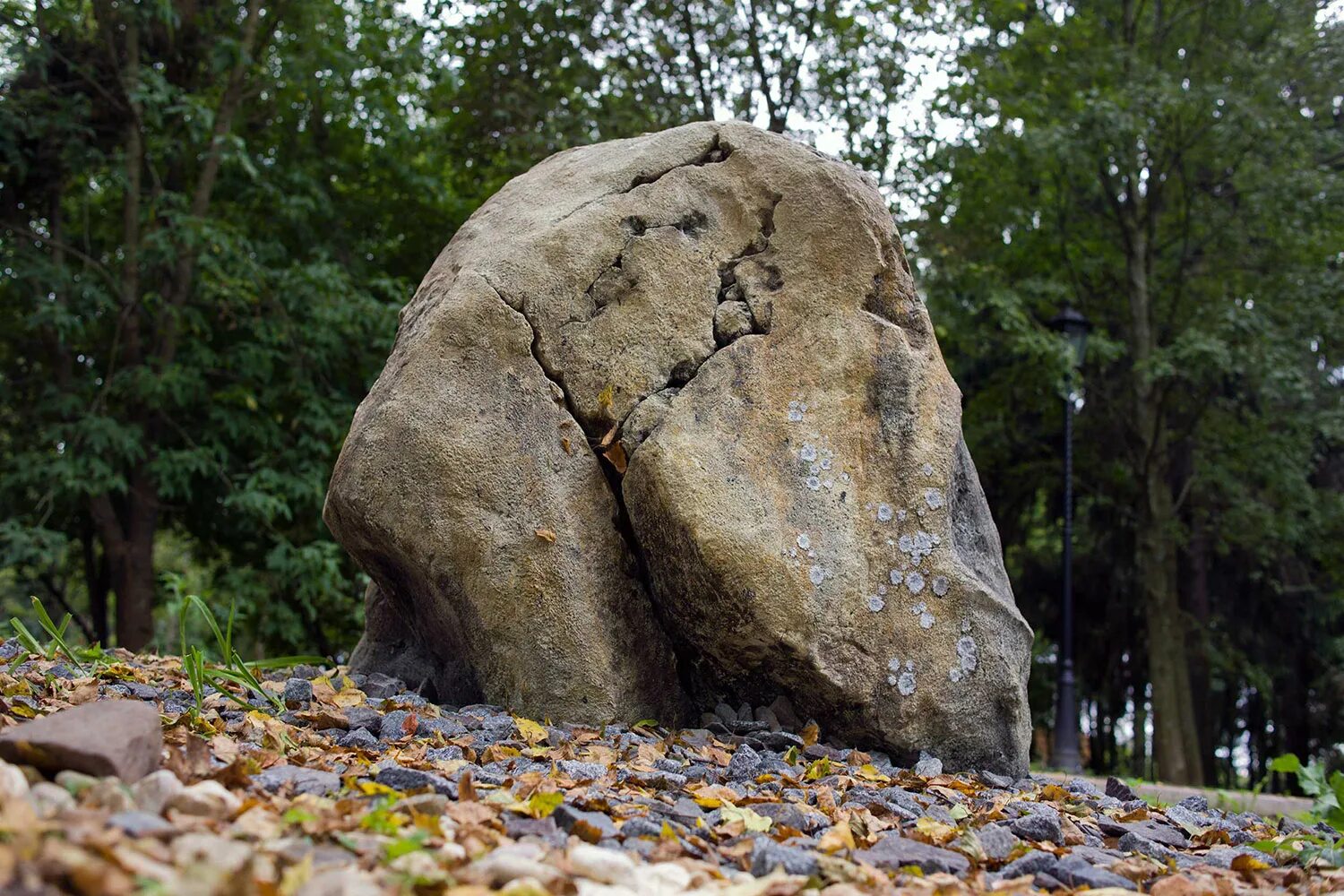 Громадного камня. Валун «большой камень» кутишкинский. Камень валун. Царский скит в дивеево. Громадного камня.