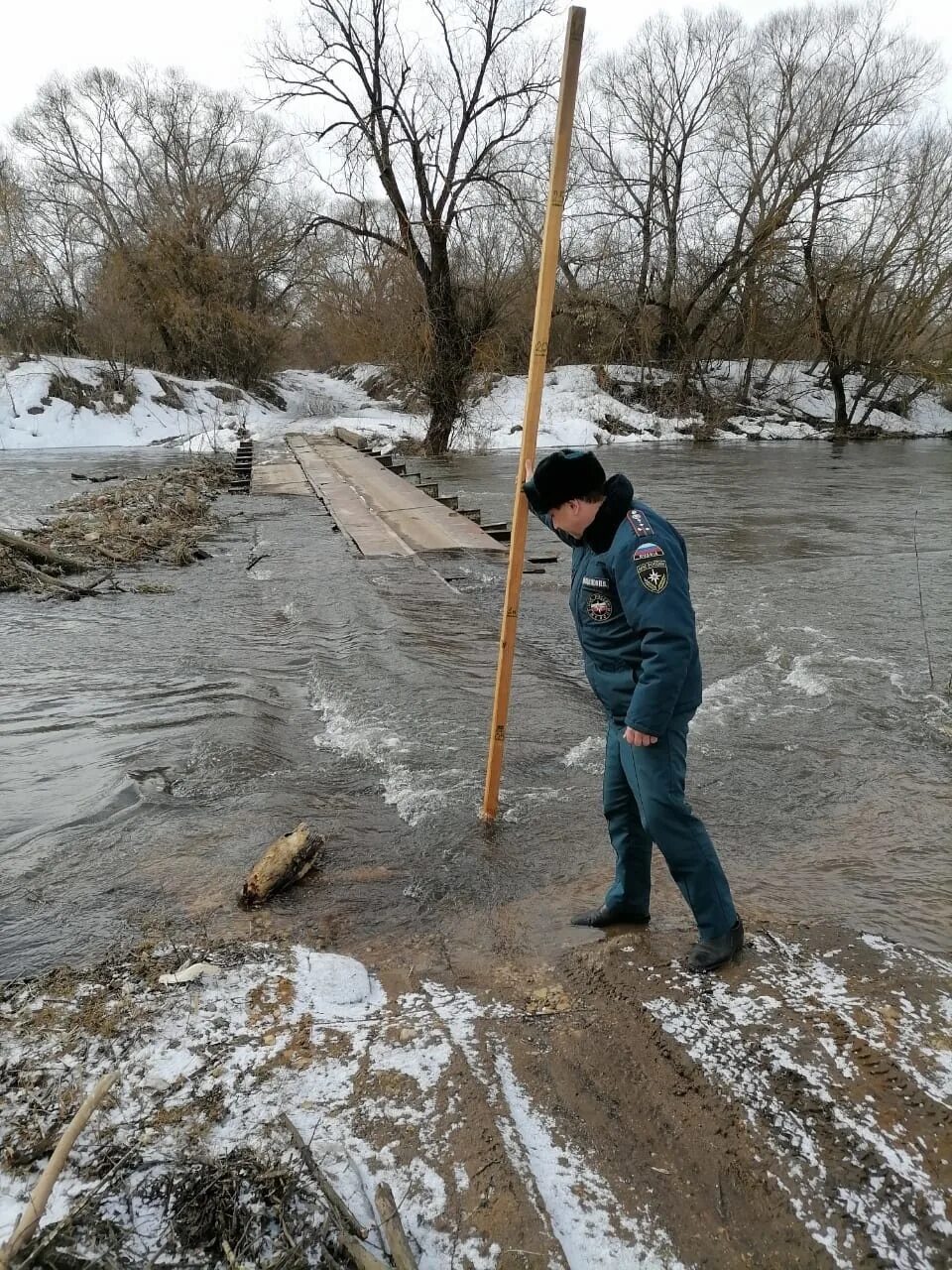 Подъем воды в белой. В Орловской области подтопило. Подтопление в Орловской области. Подтопление мостов Мценский района. Подтопление низководных мостов.