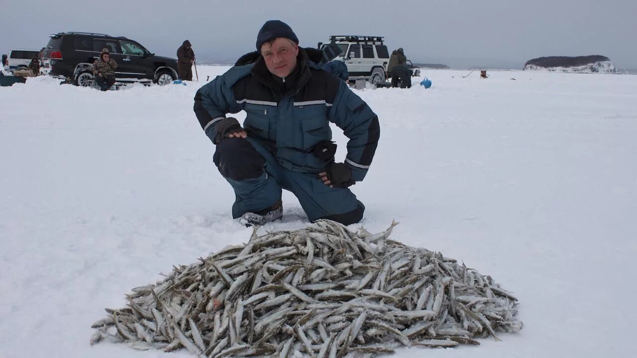 На что ловят корюшку. Зимняя рыбалка в де Кастри. Де-Кастри рыбалка на корюшку. Корюшка де Кастри. Де-Кастри Хабаровский край рыбалка на корюшку.