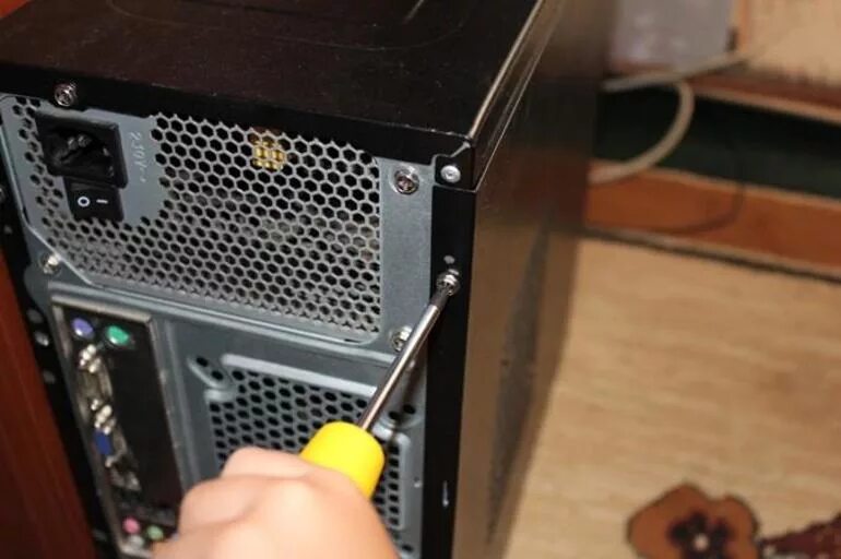 Выключил питание компьютера. Открутить боковую крышку системного блока. как снять крышку с системного блока компьютера. снятие крышки корпуса пк. боковая крышка компьютера.